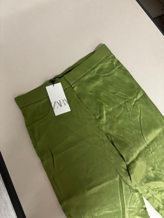 Pantalón Zara acampanado satinado