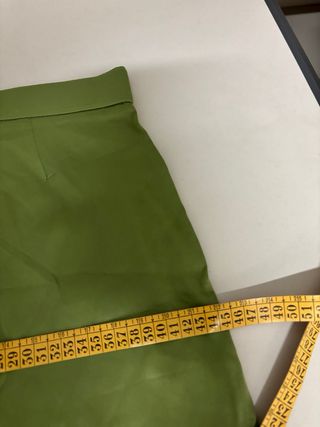 Pantalón Zara acampanado satinado