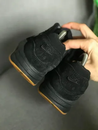 Nike Air Max 1 Triple Black Gum T39