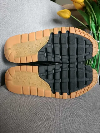 Nike Air Max 1 Triple Black Gum T39