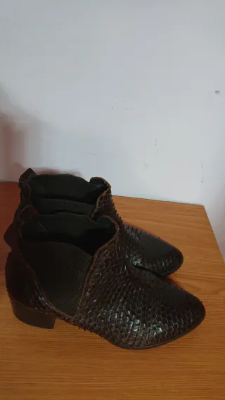 Botas de piel de serpiente marrones