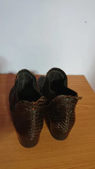 Botas de piel de serpiente marrones