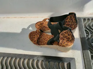 Sandalias planas estampado leopardo