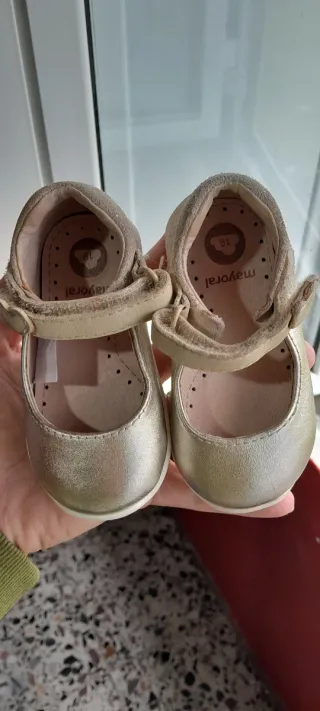 Zapatos dorados para bebé con corazón