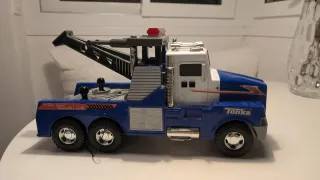 Camión grúa Tonka Mighty con luces y sonidos