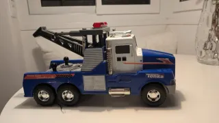 Camión grúa Tonka Mighty con luces y sonidos