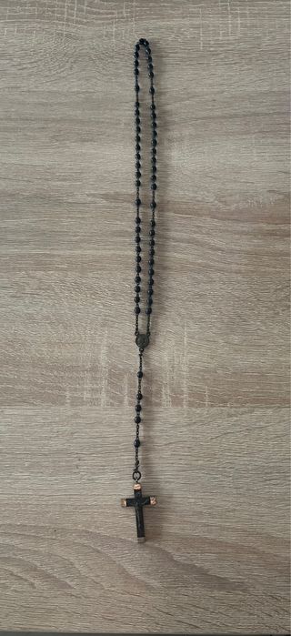 Rosario con cruz de metal-madera antigua.
