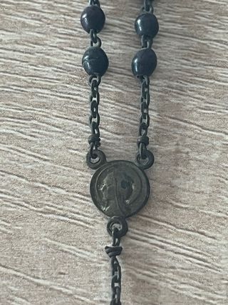 Rosario con cruz de metal-madera antigua.