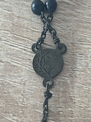 Rosario con cruz de metal-madera antigua.