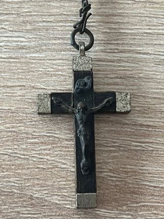 Rosario con cruz de metal-madera antigua.