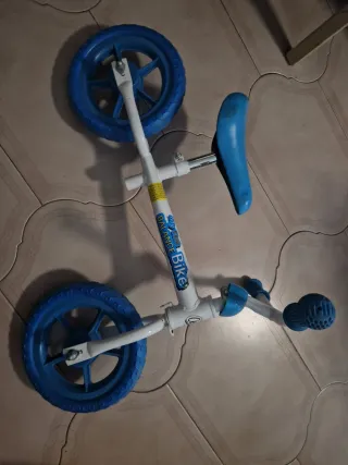 Bicicleta de equilibrio infantil azul