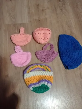 Bolsos y gorro de ganchillo