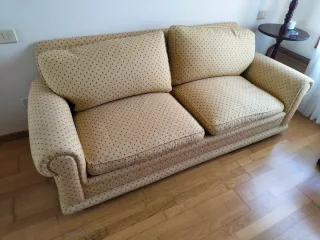 Sofá cama clásico de estructura sólida