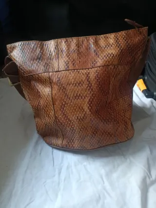 Bolso de piel efecto serpiente