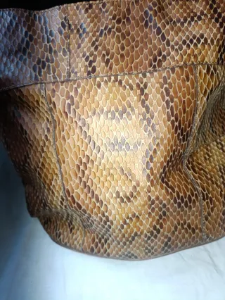 Bolso de piel efecto serpiente
