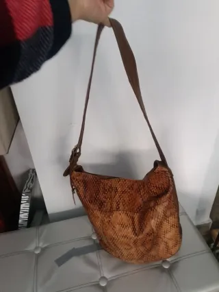 Bolso de piel efecto serpiente