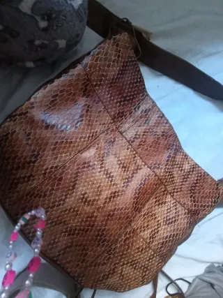 Bolso de piel efecto serpiente