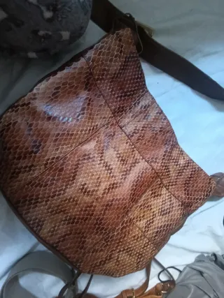 Bolso de piel efecto serpiente