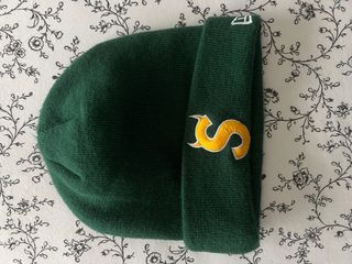 Gorro Supreme New Era verde y dorado