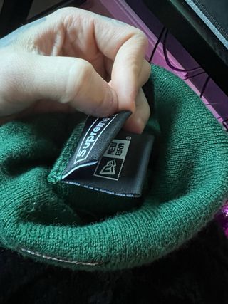 Gorro Supreme New Era verde y dorado