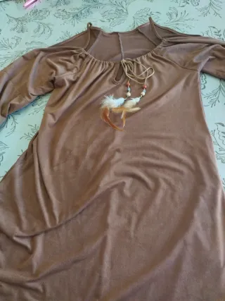 Vestido marrón con cordones y plumas