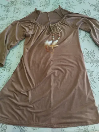 Vestido marrón con cordones y plumas
