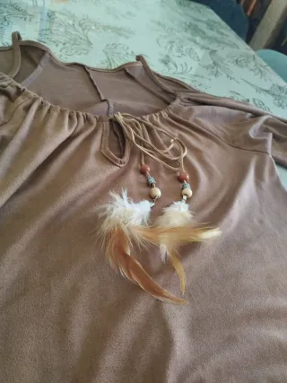 Vestido marrón con cordones y plumas