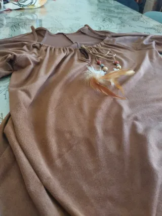 Vestido marrón con cordones y plumas