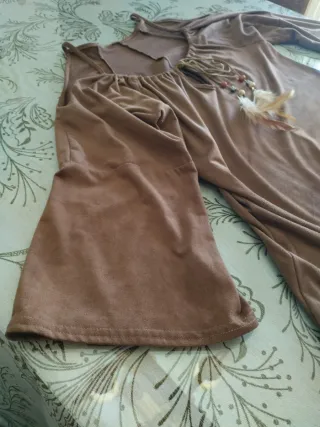 Vestido marrón con cordones y plumas