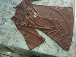 Vestido marrón con cordones y plumas