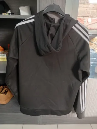 Chaqueta deportiva Adidas negra con capucha