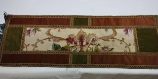 Tappeti antichi floreali con frange