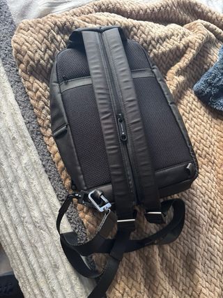 Mochila /Bandolera PIQUADRO Negra Pequeña 35x28 cm