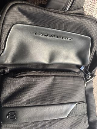 Mochila /Bandolera PIQUADRO Negra Pequeña 35x28 cm