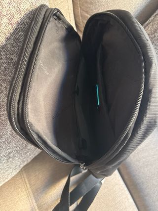 Mochila /Bandolera PIQUADRO Negra Pequeña 35x28 cm