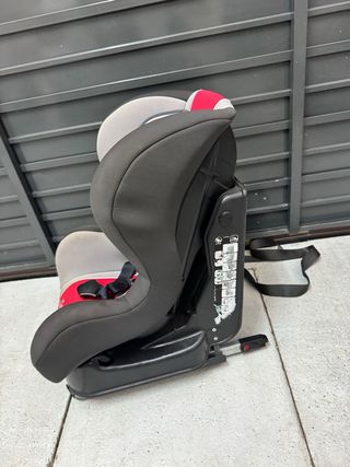 Asiento infantil rojo en buen estado