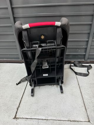 Asiento infantil rojo en buen estado