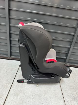 Asiento infantil rojo en buen estado
