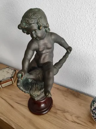 Figura niño en concha de bronce