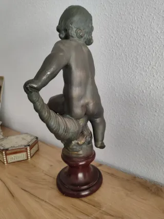 Figura niño en concha de bronce