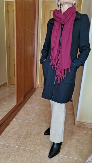 Abrigo de mujer color negro marca Zara