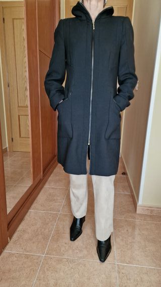 Abrigo de mujer color negro marca Zara