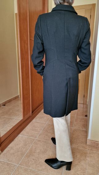 Abrigo de mujer color negro marca Zara