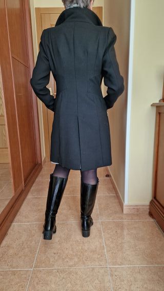 Abrigo de mujer color negro marca Zara