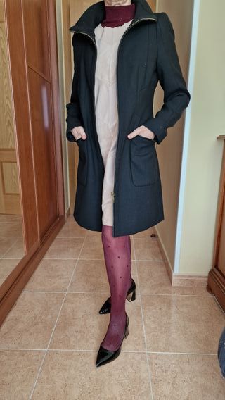 Abrigo de mujer color negro marca Zara