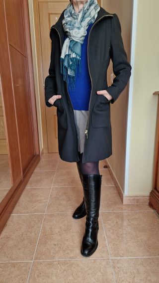 Abrigo de mujer color negro marca Zara