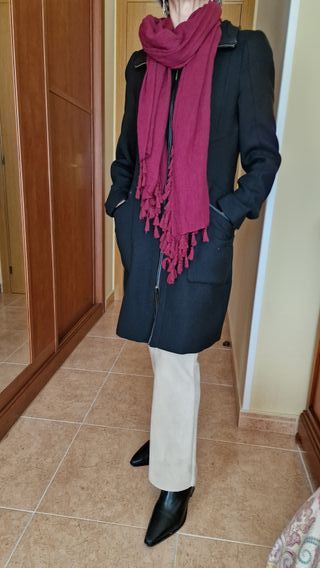 Abrigo de mujer color negro marca Zara