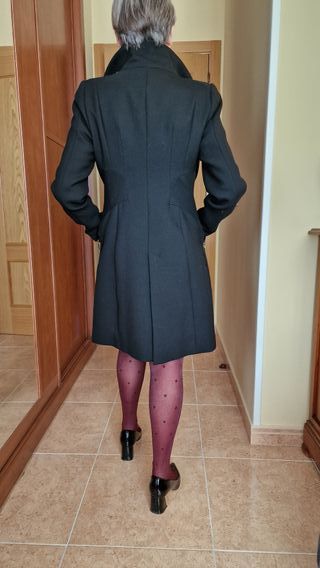 Abrigo de mujer color negro marca Zara