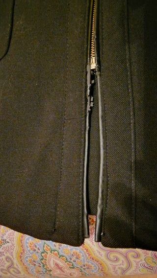 Abrigo de mujer color negro marca Zara