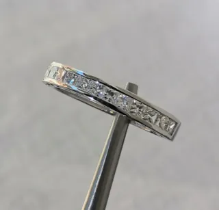 Alianza oro blanco 18ct con 13 diamantes y 0,70ct